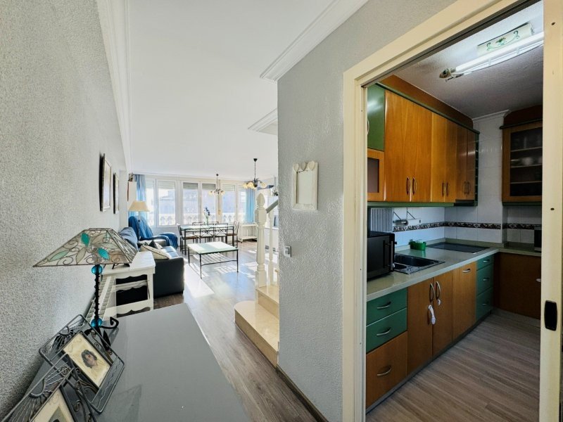 Ático Dúplex con 3 dormitorios, 2 baños, 2 plazas de garaje, piscina comunitaria y vistas al mar a solo 100 m de la playa