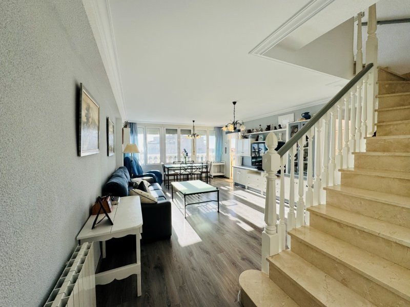 Ático Dúplex con 3 dormitorios, 2 baños, 2 plazas de garaje, piscina comunitaria y vistas al mar a solo 100 m de la playa