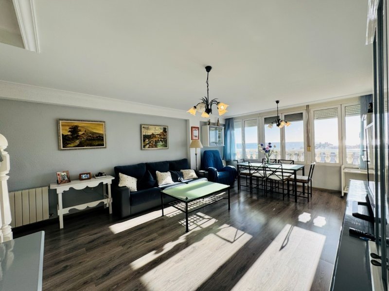 Ático Dúplex con 3 dormitorios, 2 baños, 2 plazas de garaje, piscina comunitaria y vistas al mar a solo 100 m de la playa