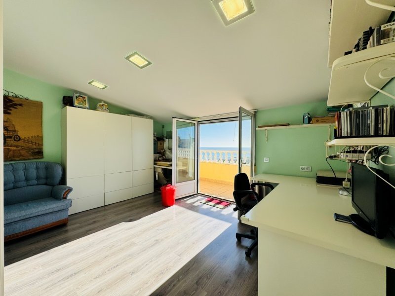 Ático Dúplex con 3 dormitorios, 2 baños, 2 plazas de garaje, piscina comunitaria y vistas al mar a solo 100 m de la playa