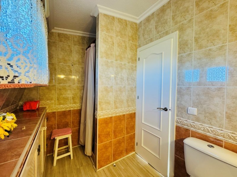 Ático Dúplex con 3 dormitorios, 2 baños, 2 plazas de garaje, piscina comunitaria y vistas al mar a solo 100 m de la playa