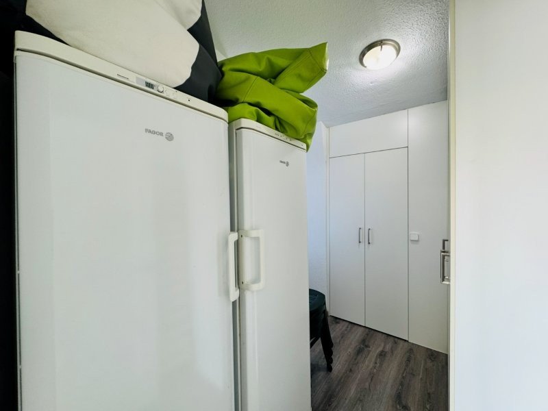 Ático Dúplex con 3 dormitorios, 2 baños, 2 plazas de garaje, piscina comunitaria y vistas al mar a solo 100 m de la playa