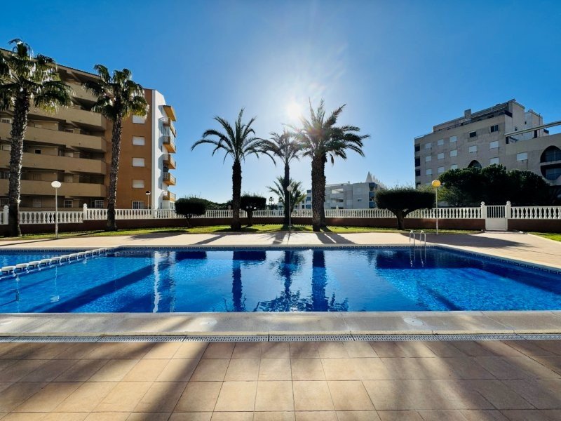 Ático Dúplex con 3 dormitorios, 2 baños, 2 plazas de garaje, piscina comunitaria y vistas al mar a solo 100 m de la playa
