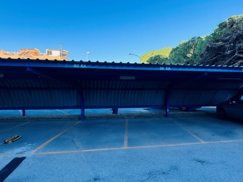 Ático Dúplex con 3 dormitorios, 2 baños, 2 plazas de garaje, piscina comunitaria y vistas al mar a solo 100 m de la playa