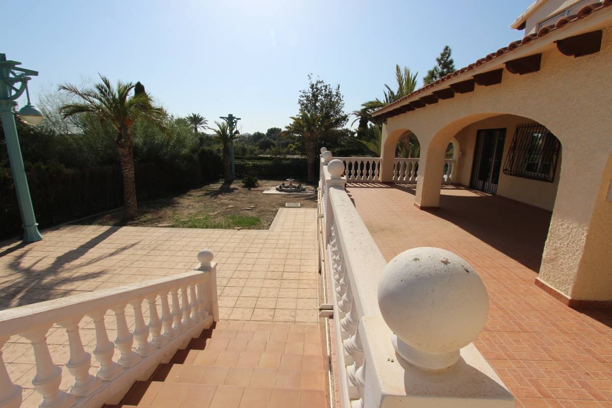 Gran villa renovada a solo 2 km del mar