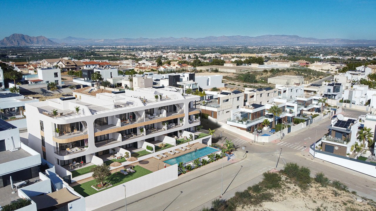 Áticos de 3 dormitorios y 2 baños con solario, parking privado y piscina comunitaria