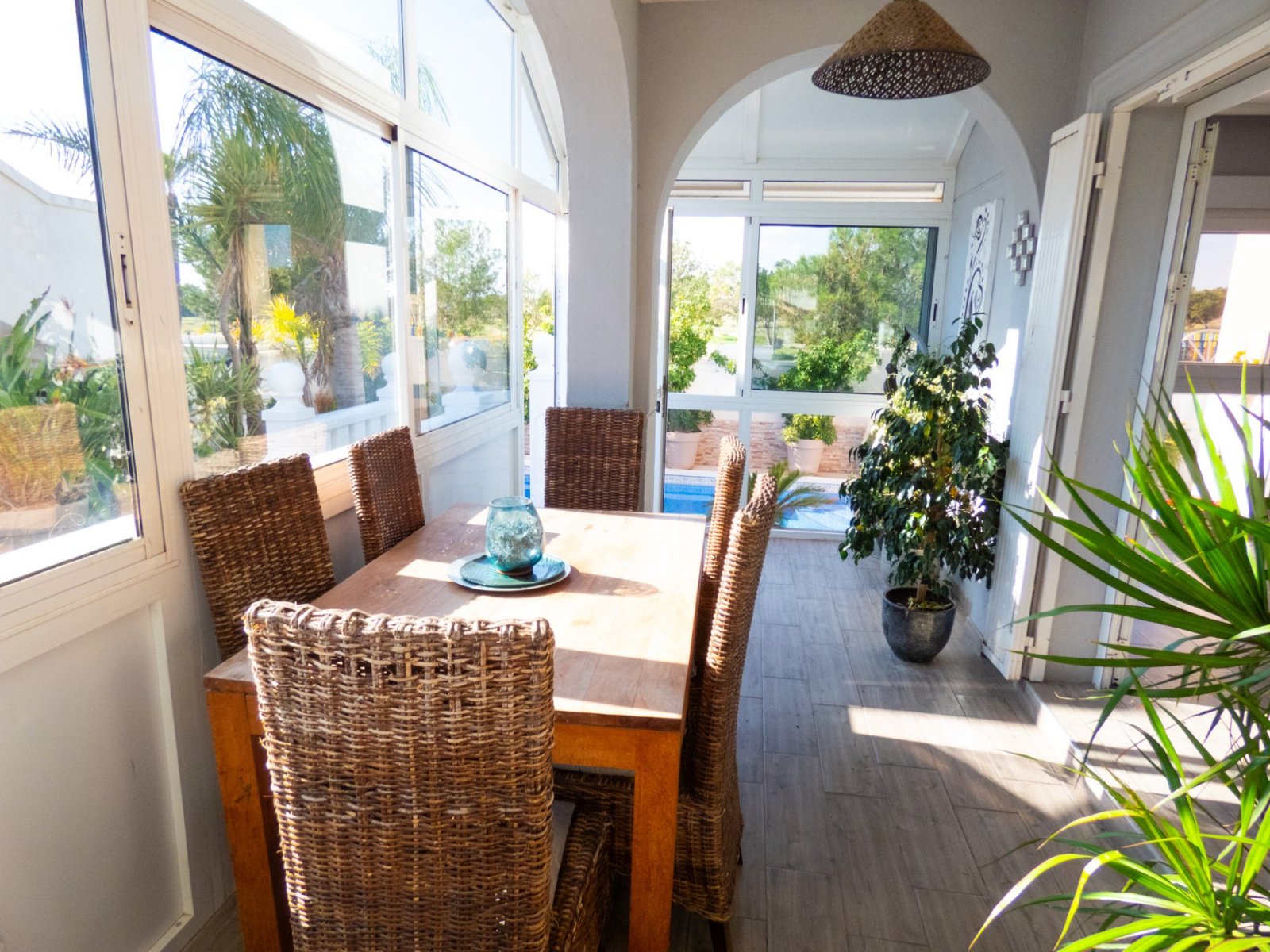 Villa con 4 dormitorios, 3 baños, azotea, piscina privada y bonitas vistas