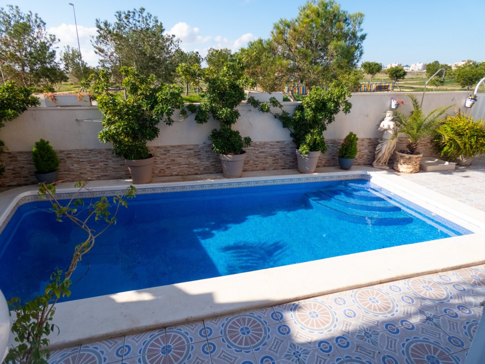 Villa con 4 dormitorios, 3 baños, azotea, piscina privada y bonitas vistas