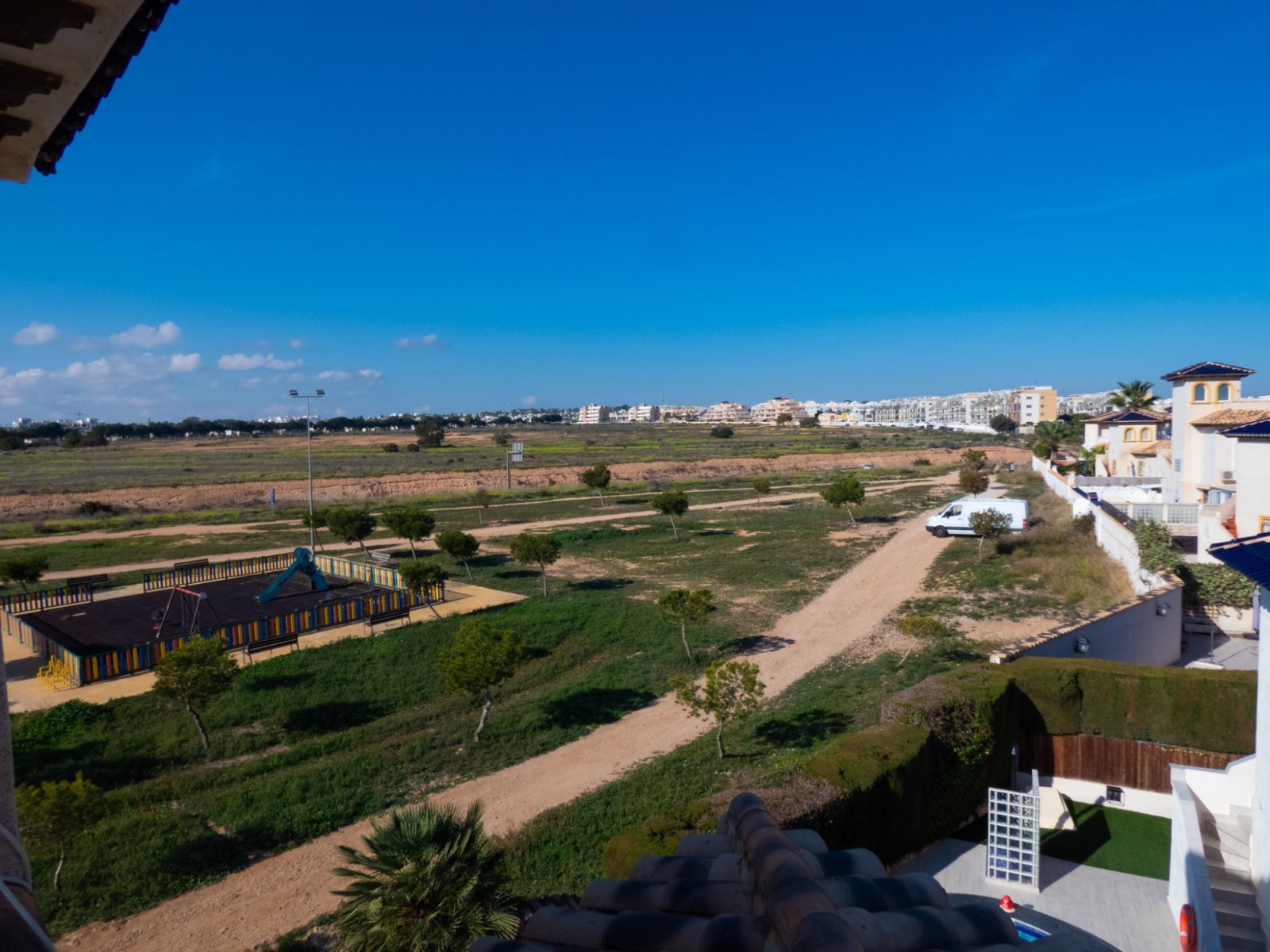 Villa con 4 dormitorios, 3 baños, azotea, piscina privada y bonitas vistas