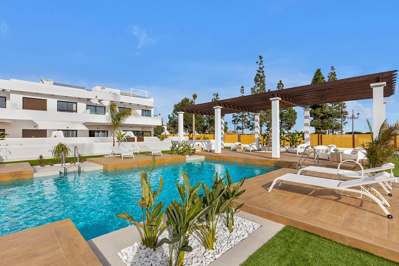 Apartamentos de 2 dormitorios y 2 baños con piscina comunitaria y parking privado junto al La Serena Golfresort