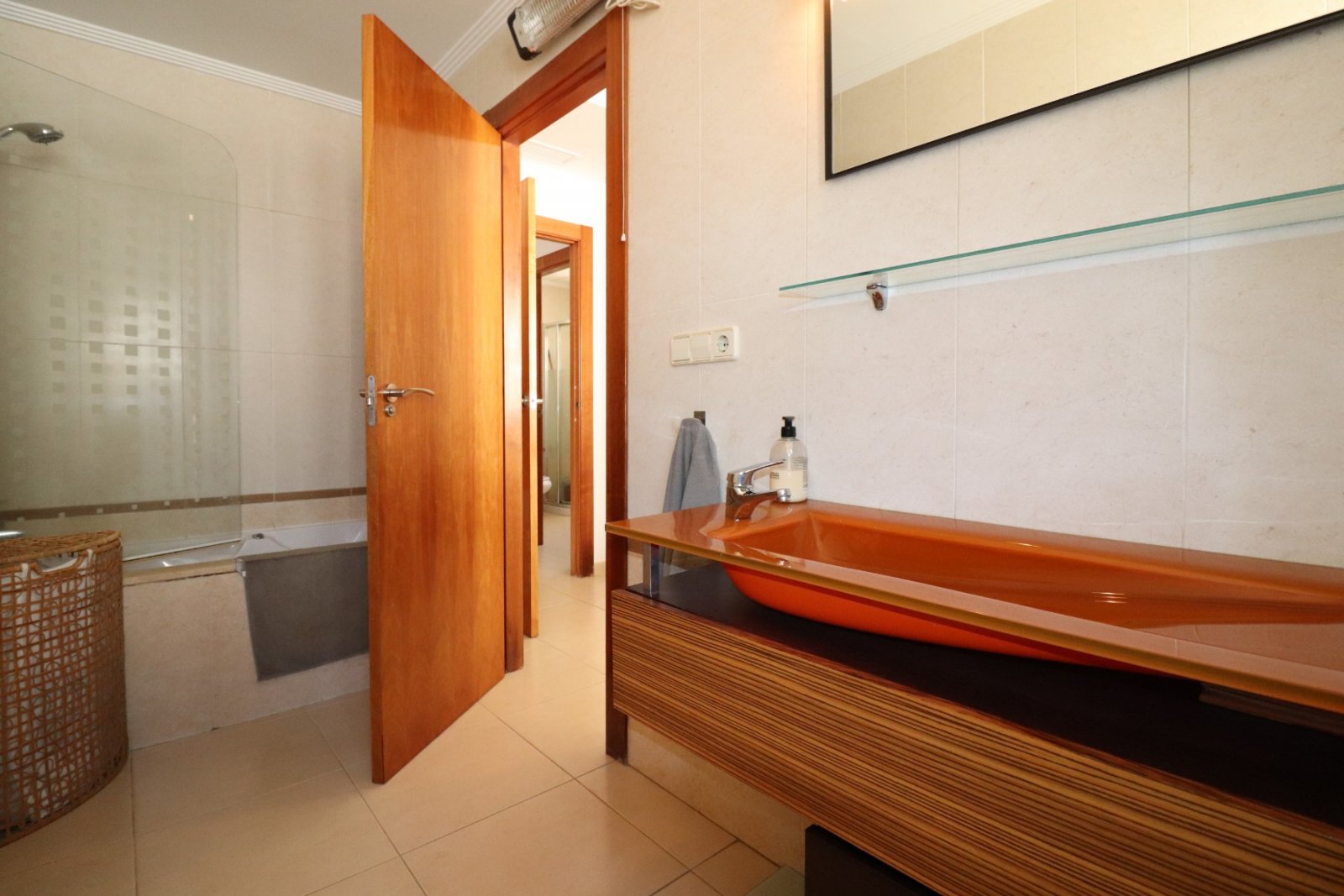 Villa exclusiva con 4 dormitorios, 2 baños y piscina privada