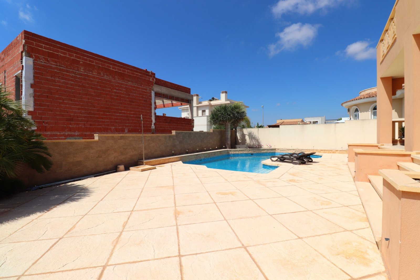 Villa exclusiva con 4 dormitorios, 2 baños y piscina privada