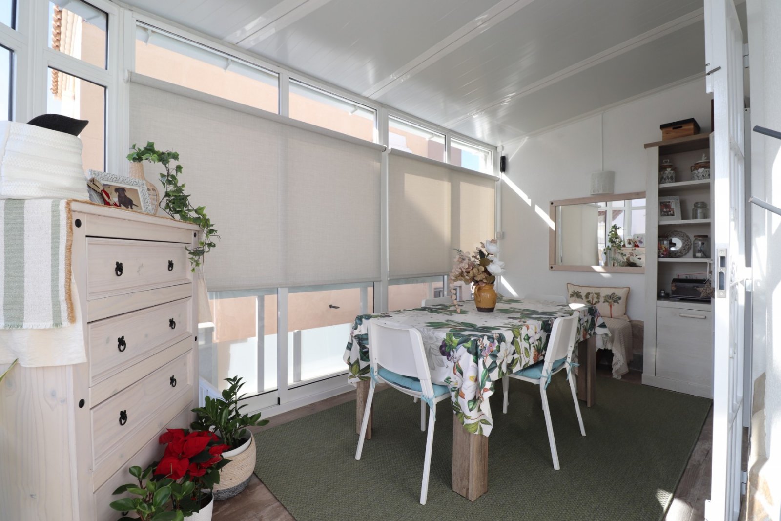 Villa con 4 dormitorios, 3 baños, apartamento de invitados y piscina privada en Las Filipinas