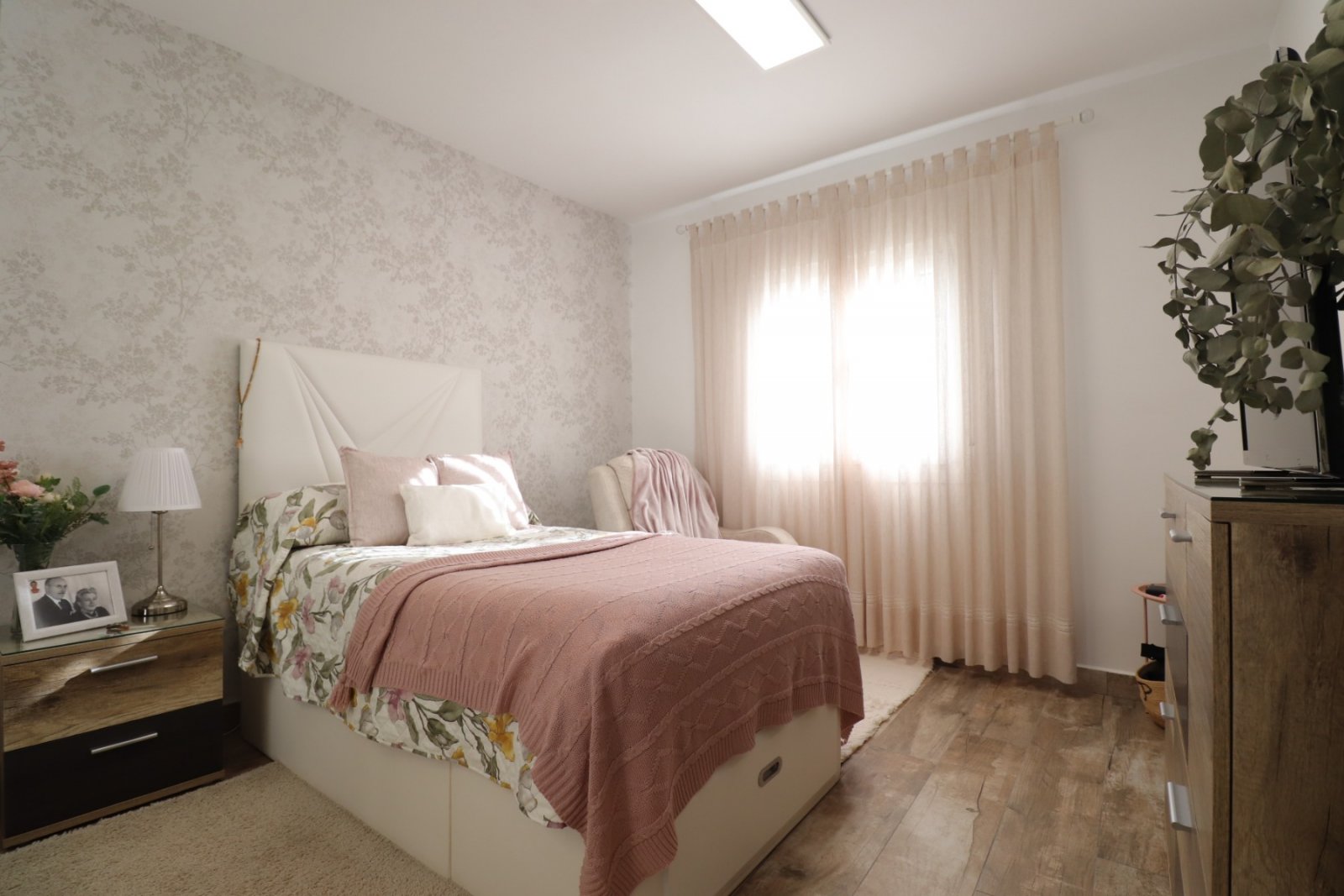 Villa con 4 dormitorios, 3 baños, apartamento de invitados y piscina privada en Las Filipinas