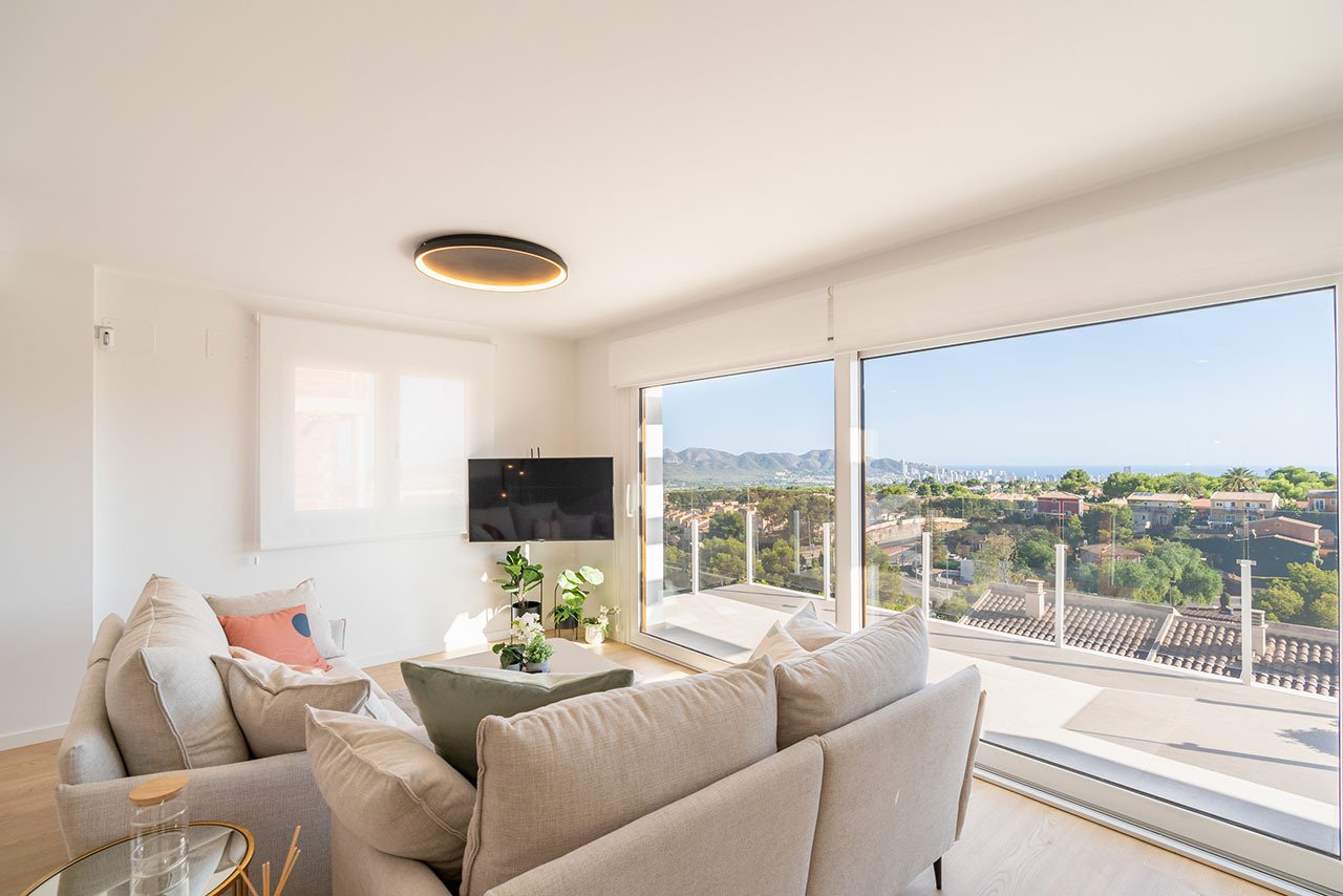 Adosados de 4 dormitorios y 3 baños con aseo, vistas al mar, aire acondicionado, parking privado y piscina comunitaria