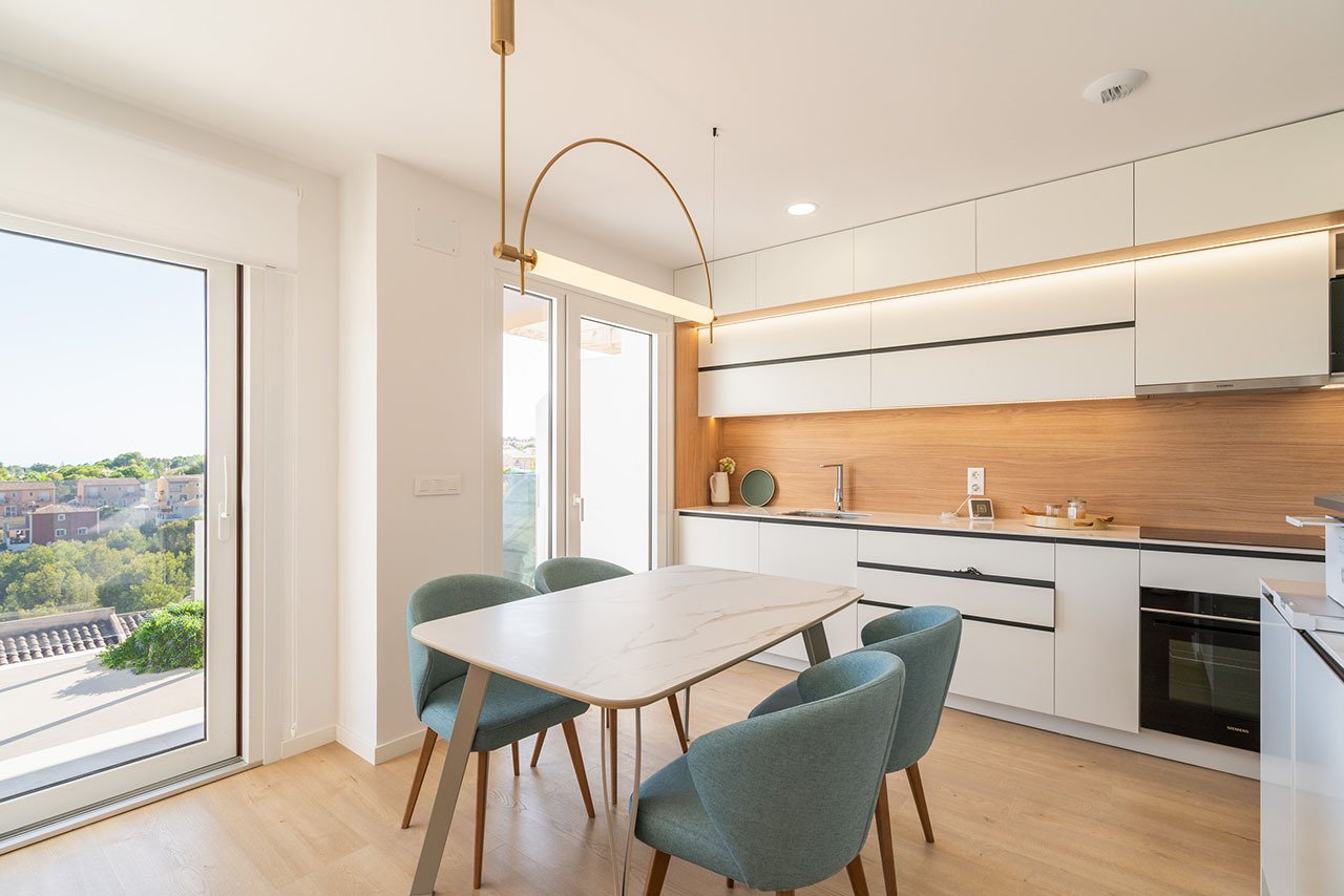 Adosados de 4 dormitorios y 3 baños con aseo, vistas al mar, aire acondicionado, parking privado y piscina comunitaria