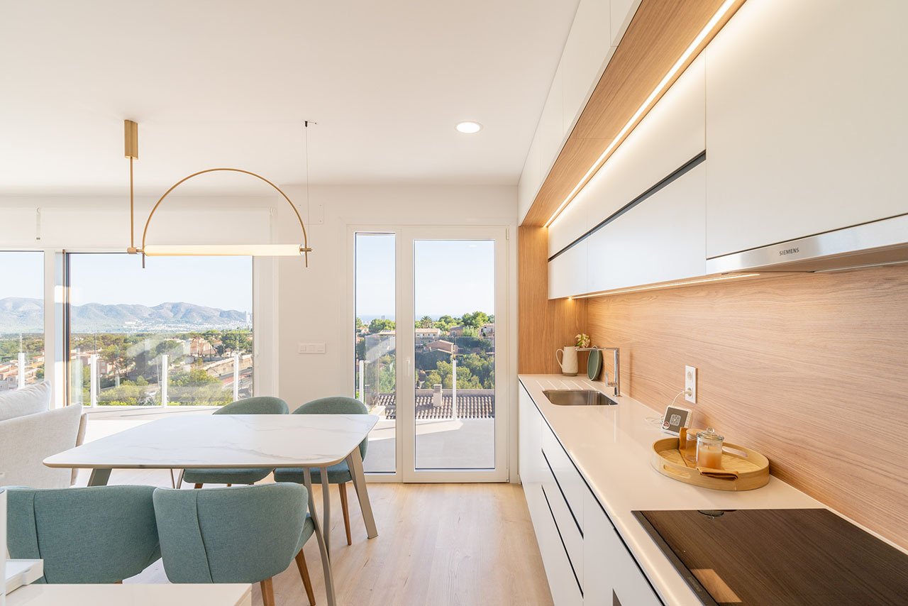 Adosados de 4 dormitorios y 3 baños con aseo, vistas al mar, aire acondicionado, parking privado y piscina comunitaria