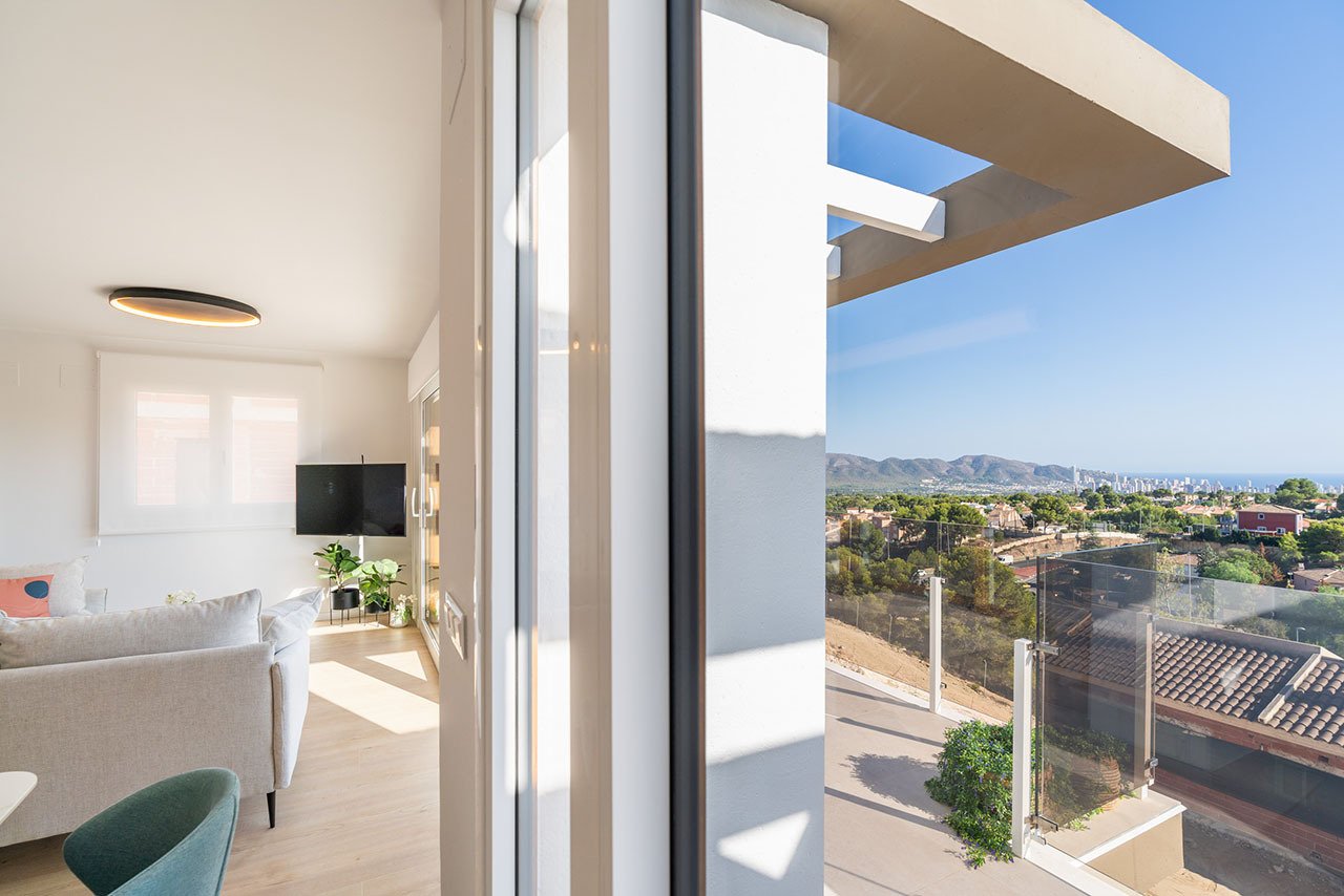 Adosados de 4 dormitorios y 3 baños con aseo, vistas al mar, aire acondicionado, parking privado y piscina comunitaria