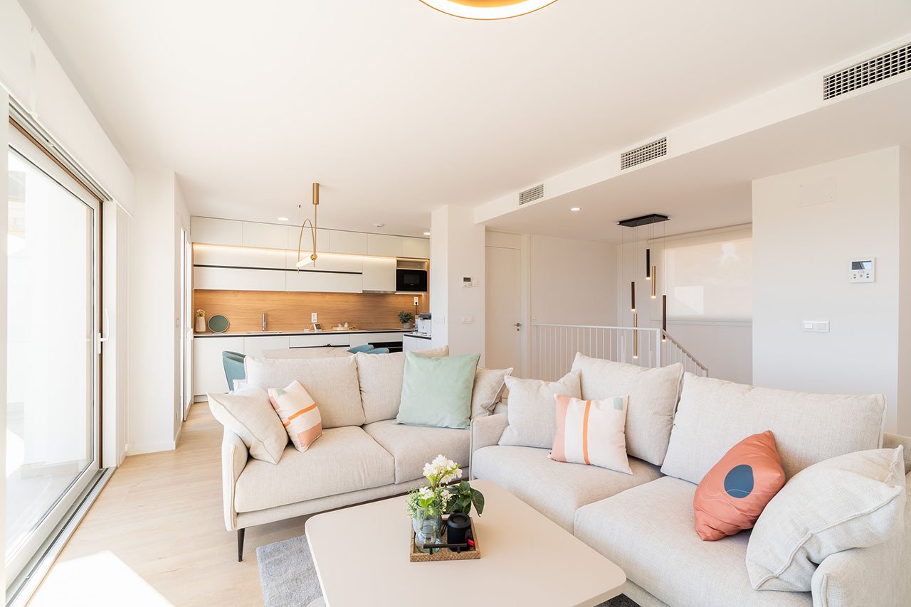 Adosados de 4 dormitorios y 3 baños con aseo, vistas al mar, aire acondicionado, parking privado y piscina comunitaria