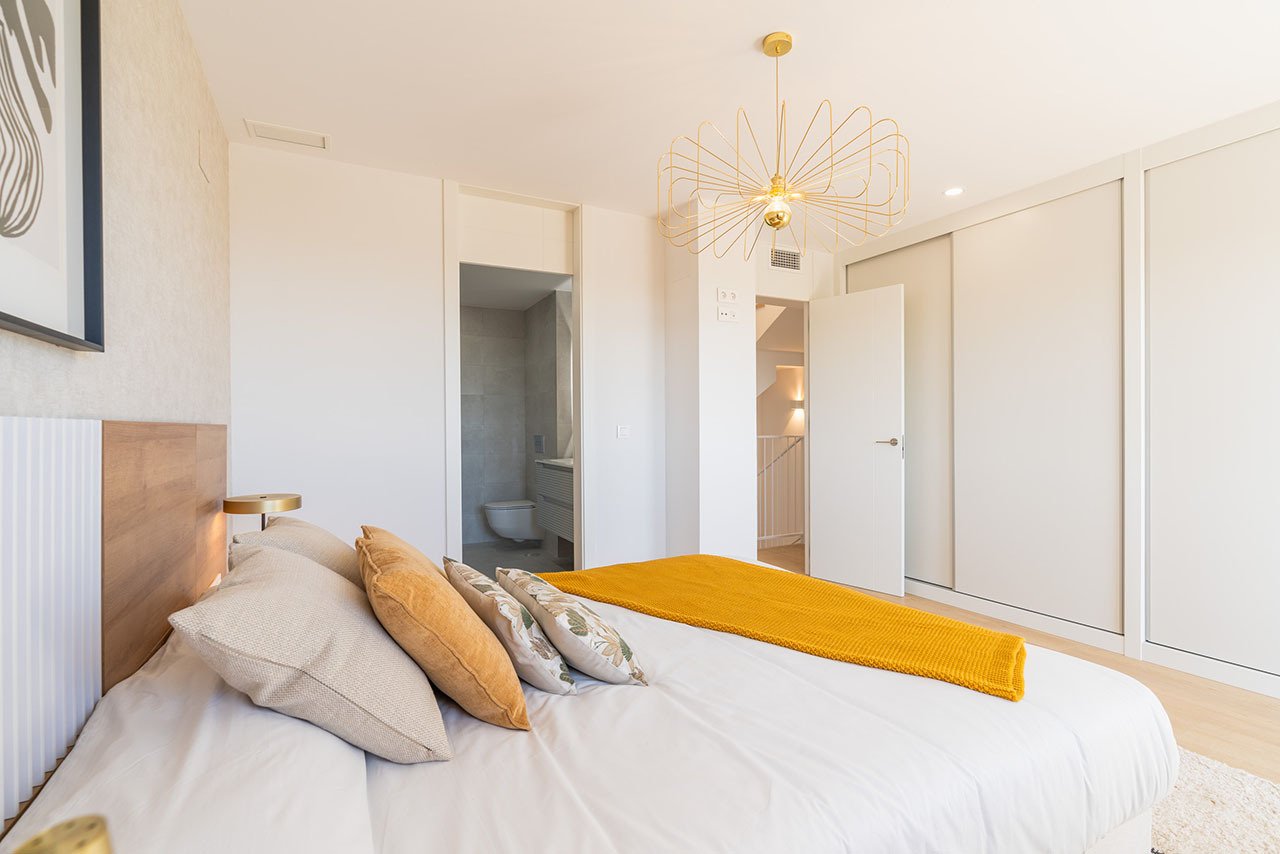 Adosados de 4 dormitorios y 3 baños con aseo, vistas al mar, aire acondicionado, parking privado y piscina comunitaria