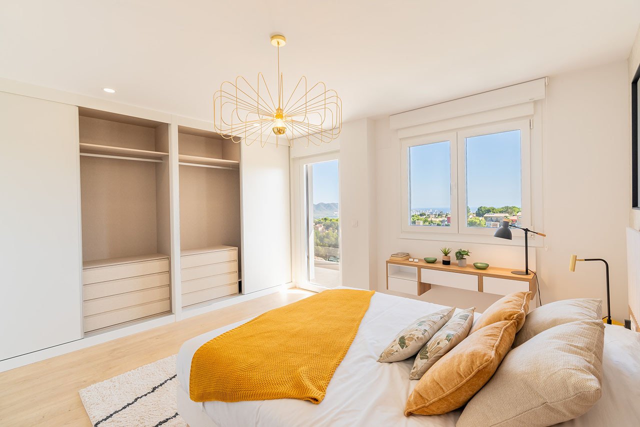 Adosados de 4 dormitorios y 3 baños con aseo, vistas al mar, aire acondicionado, parking privado y piscina comunitaria