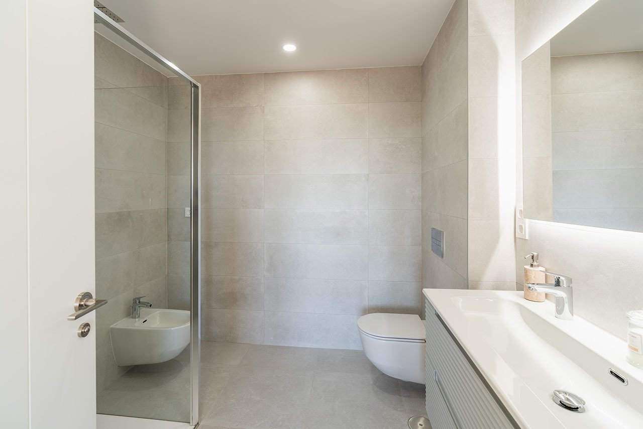 Adosados de 4 dormitorios y 3 baños con aseo, vistas al mar, aire acondicionado, parking privado y piscina comunitaria