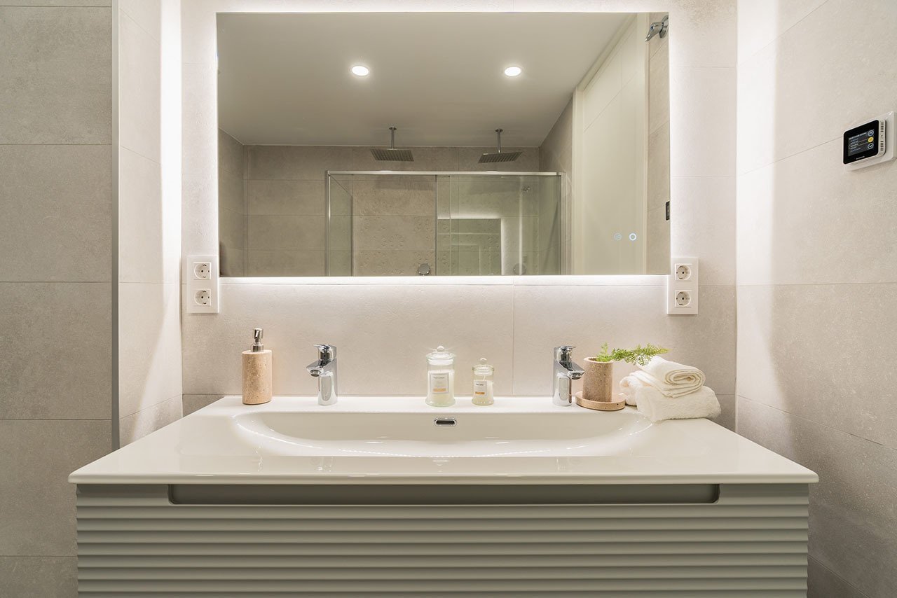 Adosados de 4 dormitorios y 3 baños con aseo, vistas al mar, aire acondicionado, parking privado y piscina comunitaria