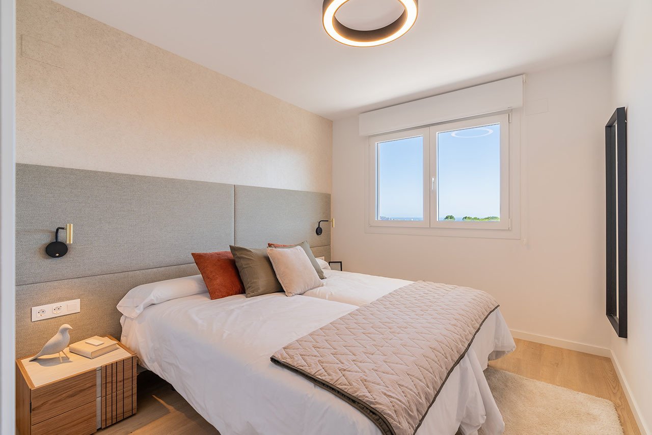 Adosados de 4 dormitorios y 3 baños con aseo, vistas al mar, aire acondicionado, parking privado y piscina comunitaria