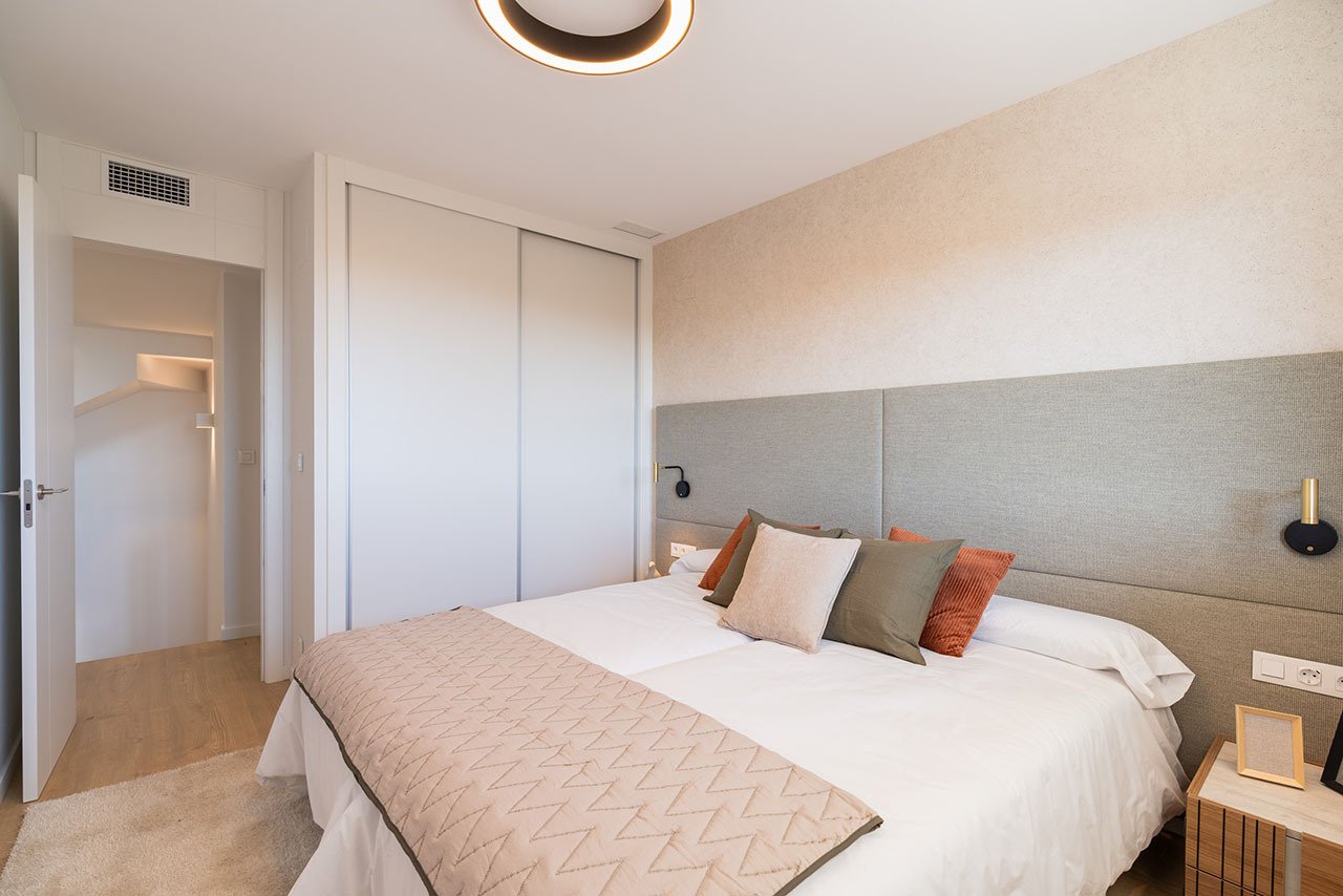 Adosados de 4 dormitorios y 3 baños con aseo, vistas al mar, aire acondicionado, parking privado y piscina comunitaria