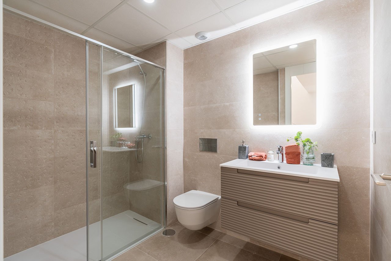 Adosados de 4 dormitorios y 3 baños con aseo, vistas al mar, aire acondicionado, parking privado y piscina comunitaria