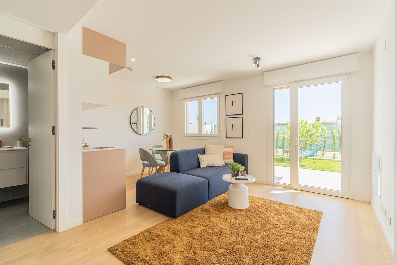 Adosados de 4 dormitorios y 3 baños con aseo, vistas al mar, aire acondicionado, parking privado y piscina comunitaria