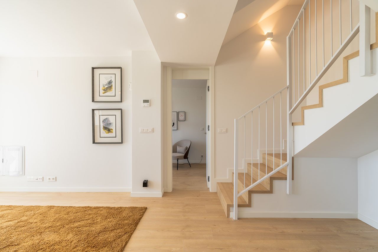 Adosados de 4 dormitorios y 3 baños con aseo, vistas al mar, aire acondicionado, parking privado y piscina comunitaria