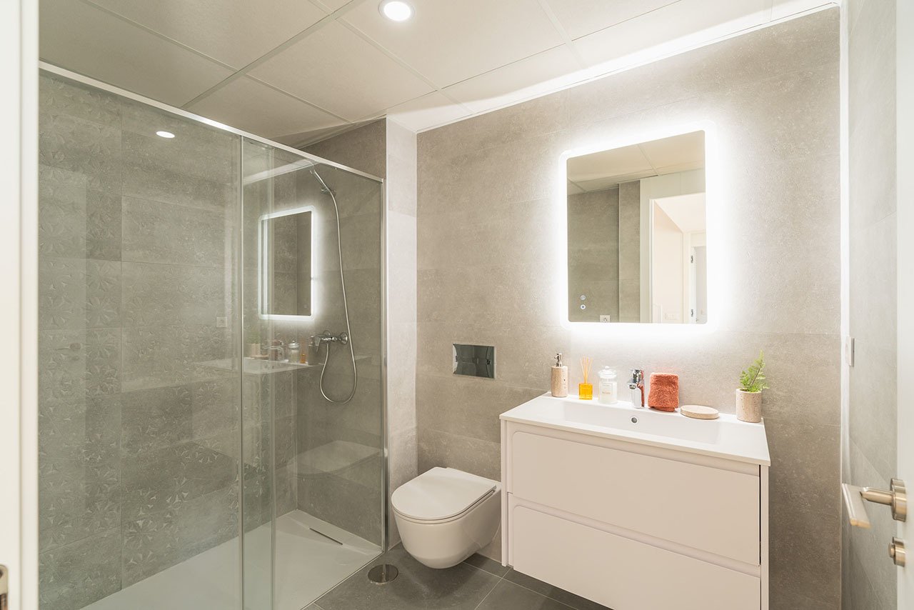 Adosados de 4 dormitorios y 3 baños con aseo, vistas al mar, aire acondicionado, parking privado y piscina comunitaria