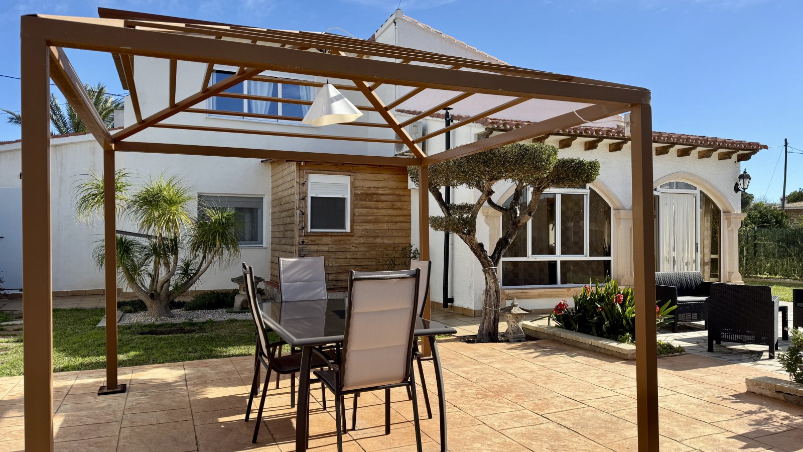 Villa de 3 dormitorios y 3 baños a tan solo 400 metros de la playa Les Deveses