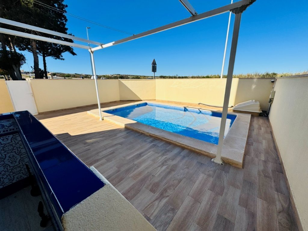 Apartamento en planta baja con 2 dormitorios, 1 baño, piscina privada y gran terraza a solo 600 m de la playa