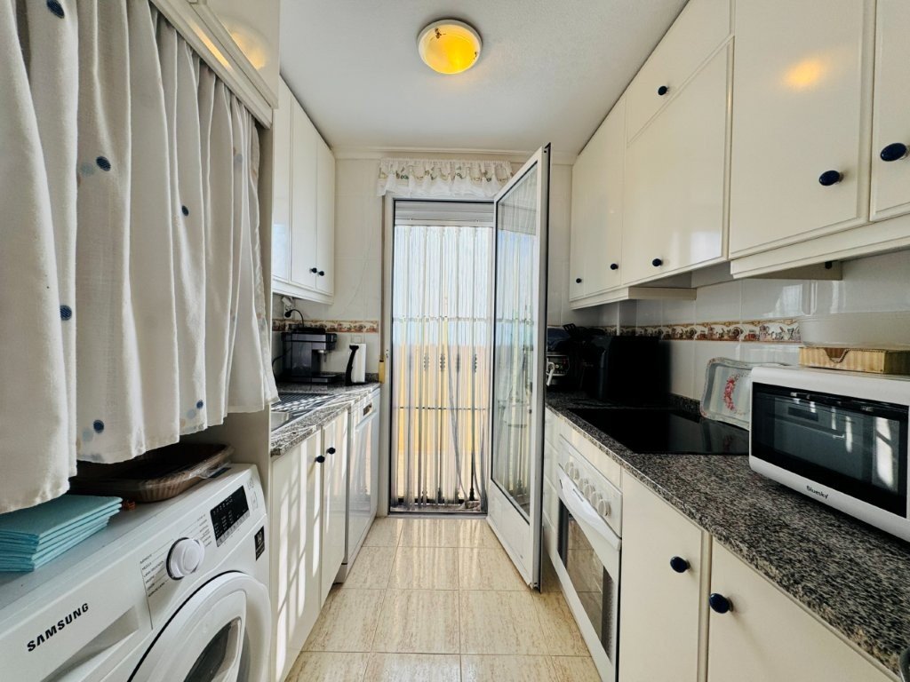 Apartamento en planta baja con 2 dormitorios, 1 baño, piscina privada y gran terraza a solo 600 m de la playa