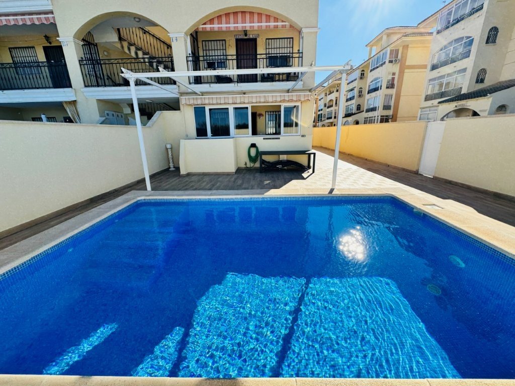 Apartamento en planta baja con 2 dormitorios, 1 baño, piscina privada y gran terraza a solo 600 m de la playa