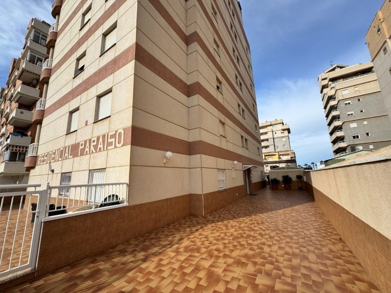 Apartamento con 2 dormitorios, 1 baño, plaza de garaje subterráneo y piscina comunitaria