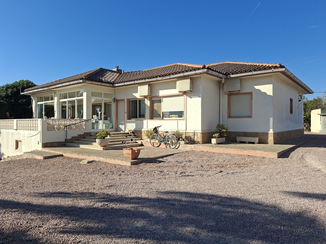 Villa con casa de invitados, piscina privada y fantásticas vistas al mar