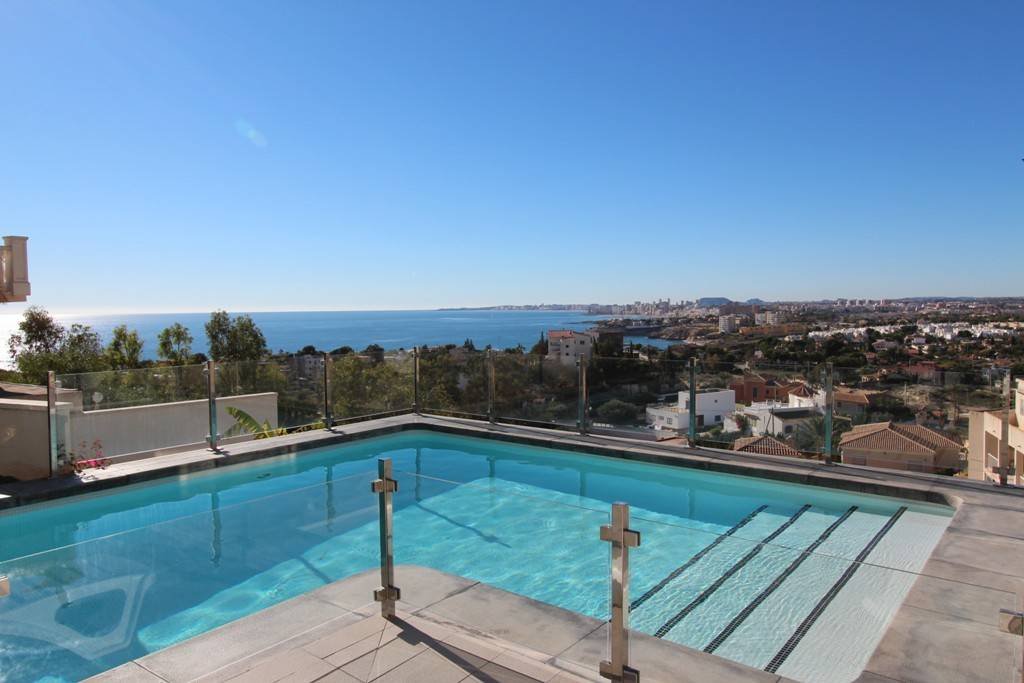 Villa moderna con piscina climatizada y espectaculares vistas panorámicas a la costa y al mar, con licencia de alquiler
