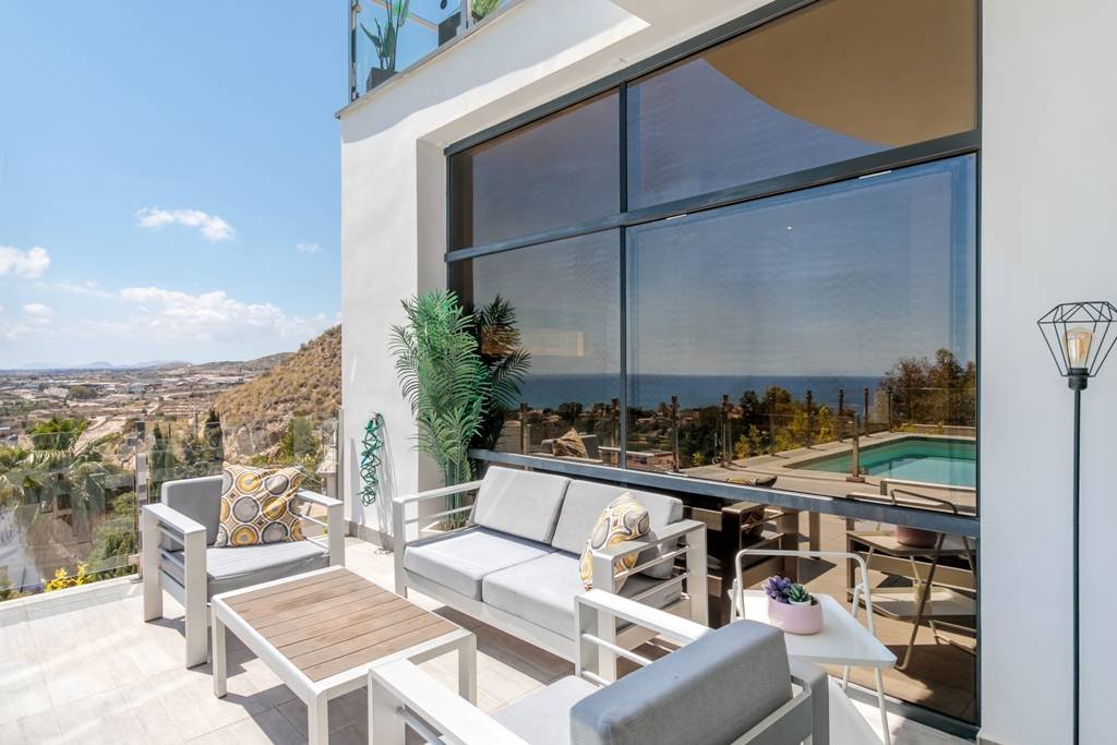 Villa moderna con piscina climatizada y espectaculares vistas panorámicas a la costa y al mar, con licencia de alquiler
