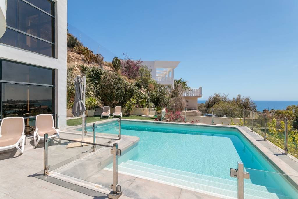 Villa moderna con piscina climatizada y espectaculares vistas panorámicas a la costa y al mar, con licencia de alquiler