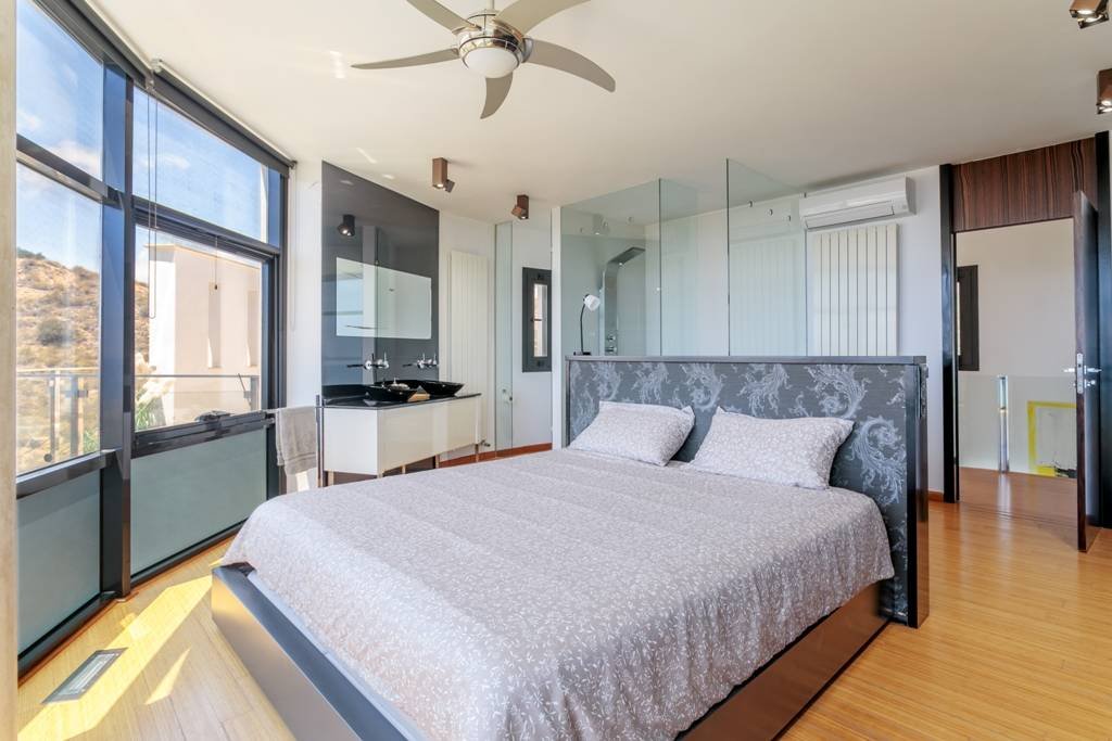 Villa moderna con piscina climatizada y espectaculares vistas panorámicas a la costa y al mar, con licencia de alquiler