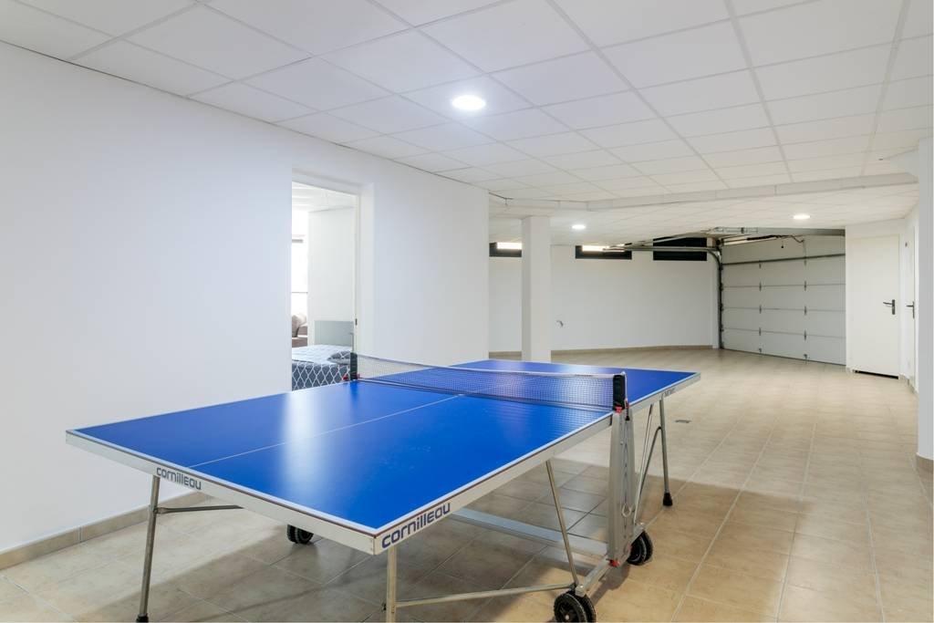 Villa moderna con piscina climatizada y espectaculares vistas panorámicas a la costa y al mar, con licencia de alquiler