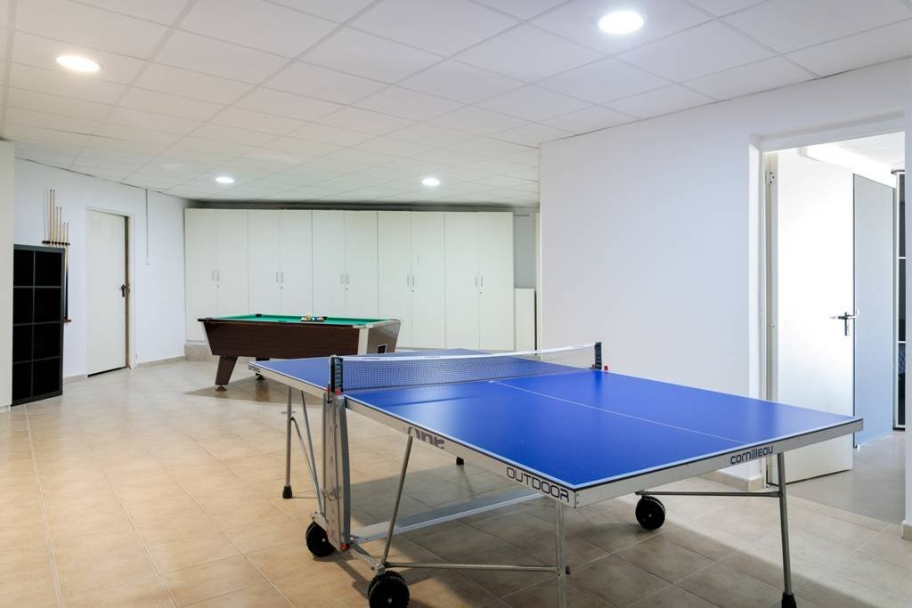 Villa moderna con piscina climatizada y espectaculares vistas panorámicas a la costa y al mar, con licencia de alquiler