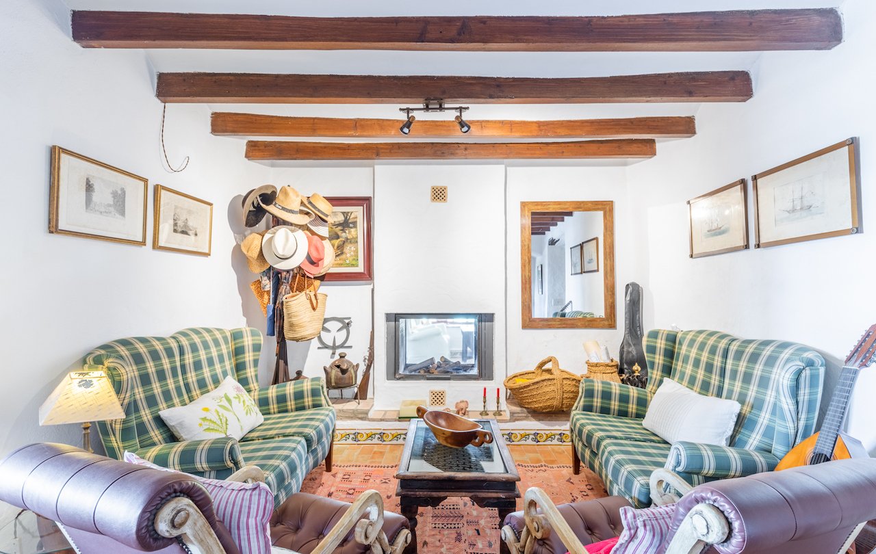 Fantástica finca rústica de estilo tradicional valenciano con todo lujo de detalles. La finca dispone de 2 construcciones, la casa principal y la c...