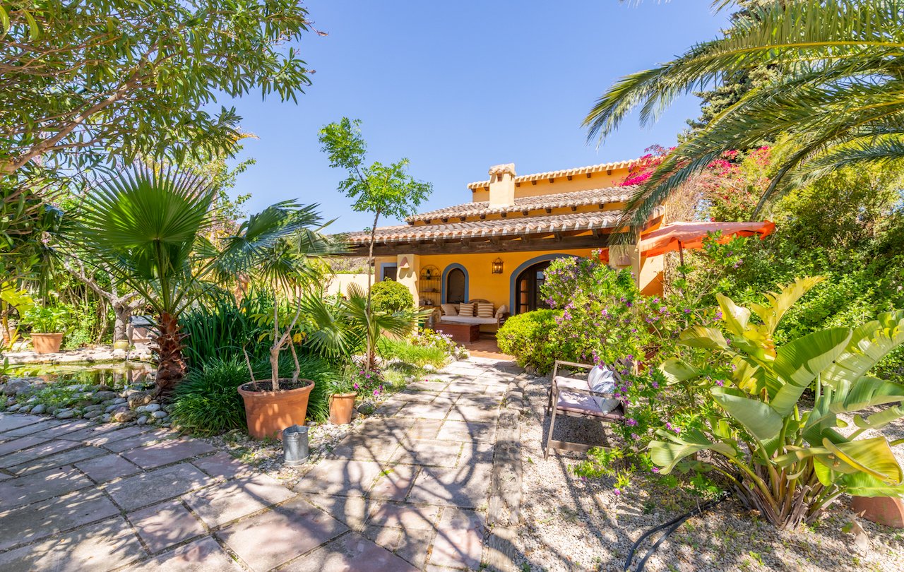 Fantástica finca rústica de estilo tradicional valenciano con todo lujo de detalles. La finca dispone de 2 construcciones, la casa principal y la c...