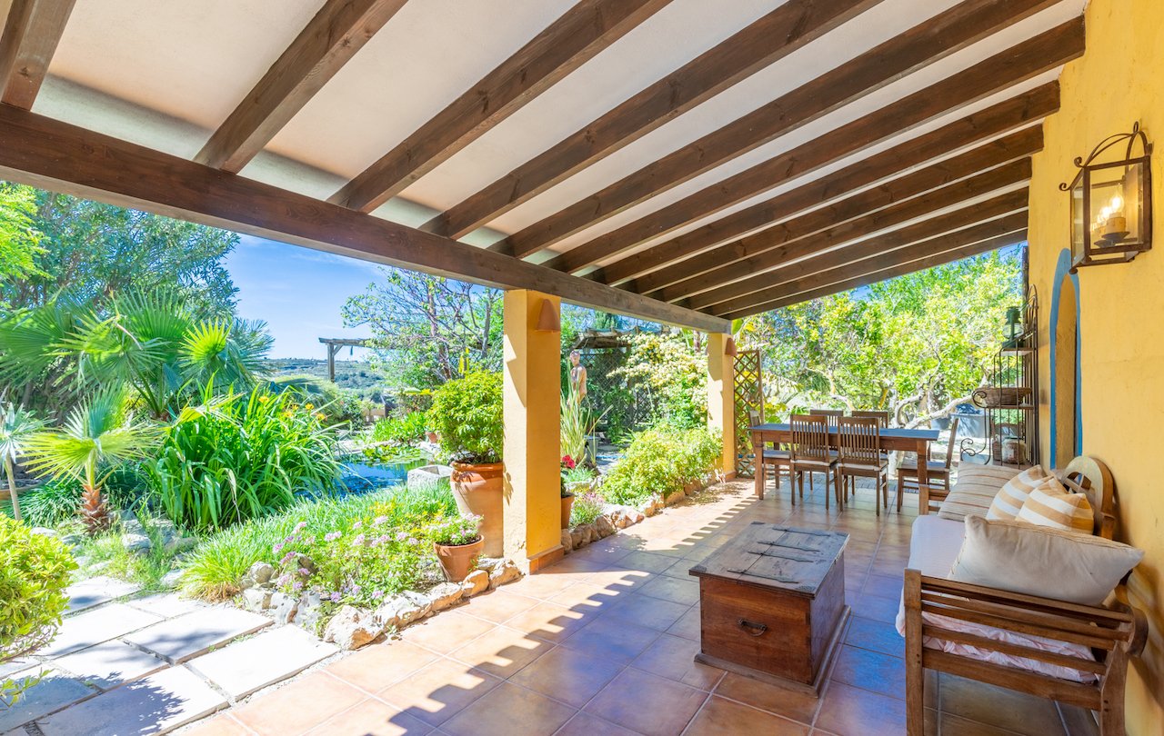 Fantástica finca rústica de estilo tradicional valenciano con todo lujo de detalles. La finca dispone de 2 construcciones, la casa principal y la c...