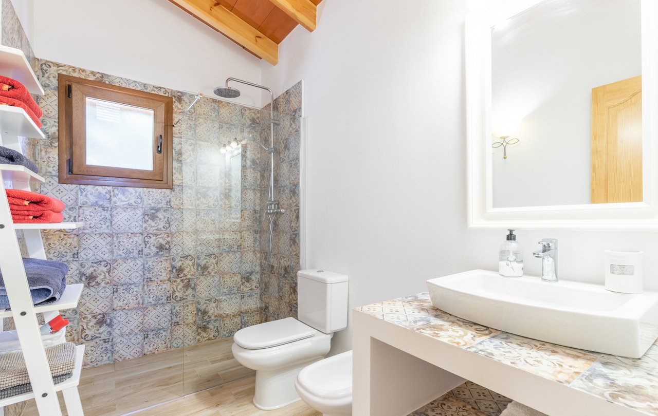 Fantástica finca rústica de estilo tradicional valenciano con todo lujo de detalles. La finca dispone de 2 construcciones, la casa principal y la c...