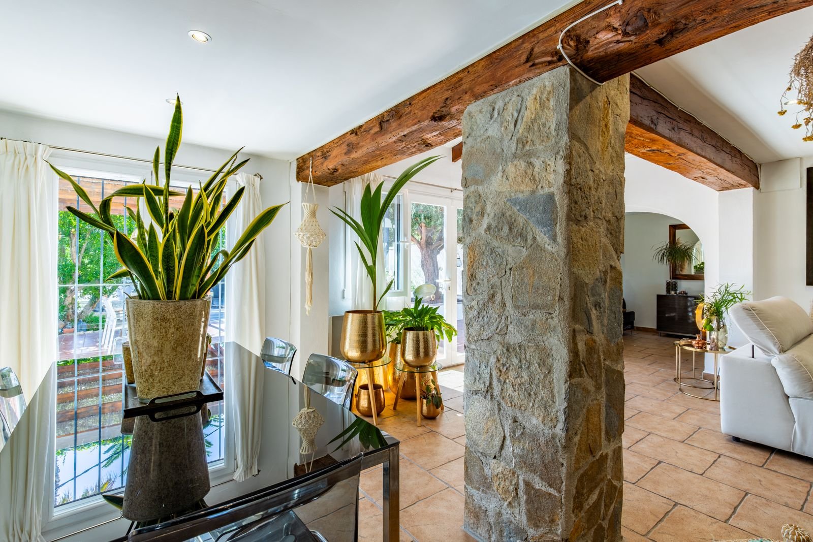 Villa de estilo mediterráneo con 3 dormitorios, 2 baños y piscina privada a tan solo 300 m del mar